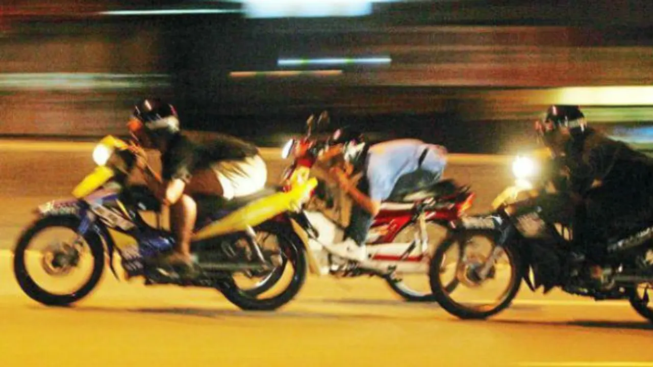 Aksi Mat Rempit alias balap liar di Malaysia