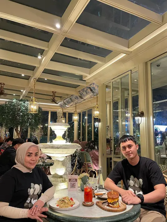 "Aku nggak (takut hamil di usia 45 tahun), aku percaya aja sama Allah, kalau niat aku bener, kalau memang ini harus aku punya anak lagi, ya aku harus sehat, harus jaga vitamin saya, makanan saya," terang Muzdalifah. [Instagram/muzdalifah999]