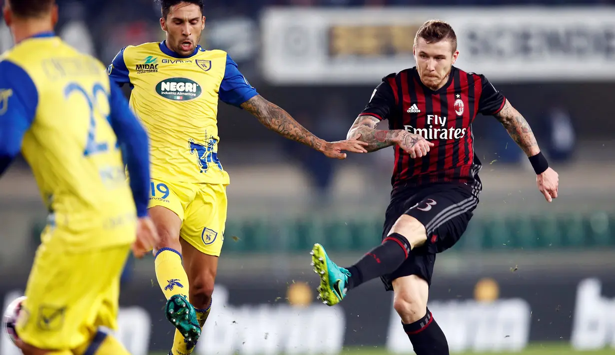 Tendangan keras Juraj Kucka dari luar kotak pinalti mengantar kemenangan untuk tim nya, Verona, Italia (16/10). Kemenangan Milan atas Chievo membawa mereka naik keperingkat tiga besar liga Italia. (Reuters/ Alessandro Garofalo)