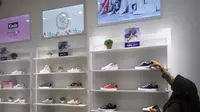 Sepatu asal Amerika Serikat, Keds, membuka gerai terbarunya di Plaza Ambarrukmo agar lebih dekat dengan para pecinta Keds di Yogyakarta. (Liputan6.com/ Switzy Sabandar)