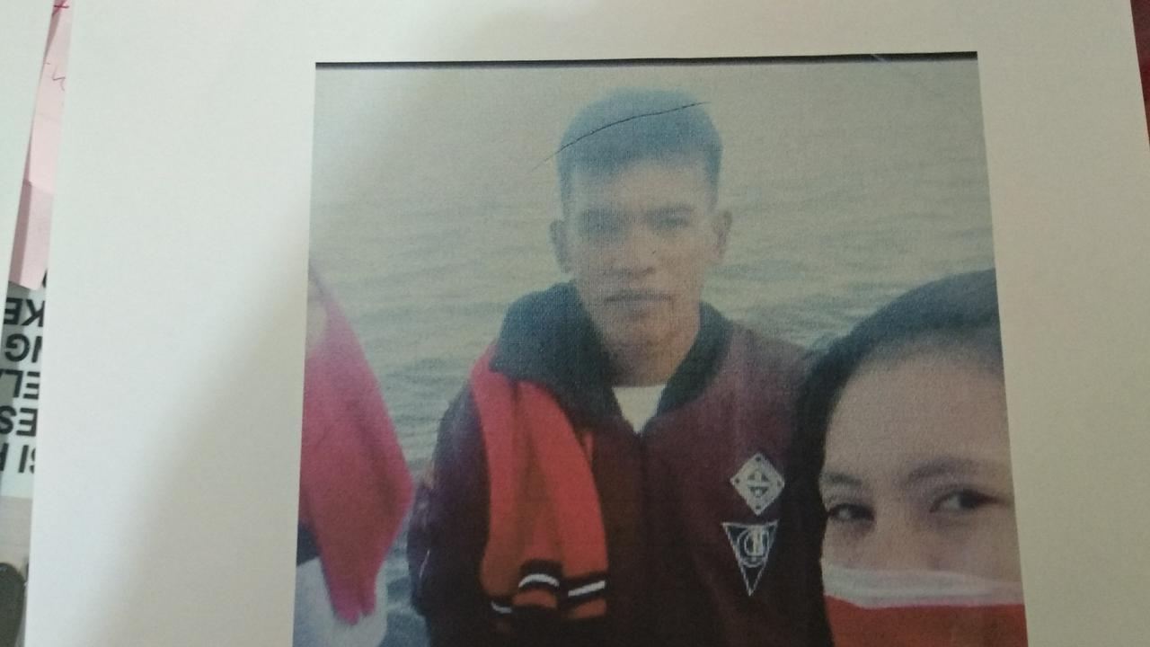 Ruslan (tengah), calon pengantin korban kapal terbakar di Perairan Konawe, Jumat (16/8/2019).(Liputan6.com/Ahmad Akbar Fua)