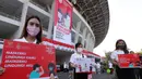 Sejumlah wanita saat mengkampanyekan Gerakan Masker Nasional "Jangan Kendor, Disiplin Pakai Masker" di Gelora Bung Karno, Jakarta (30/8/2020). Pembagian masker dan kampanye ini dilakukan mengantisipasi penyebaran lebih luas lagi virus covid-19. (Liputan6.com/Johan Tallo)