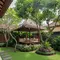 Pohon Buah Berakar Aman Dekat Gazebo (AI)