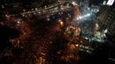 Fans Cile turun ke jalan saat merayakan kemenangan timnya atas Argentina pada laga Final Copa America Centenario 2016 di Santiago, Cile (27/6/2016). (REUTERS/Carlos Vera) 