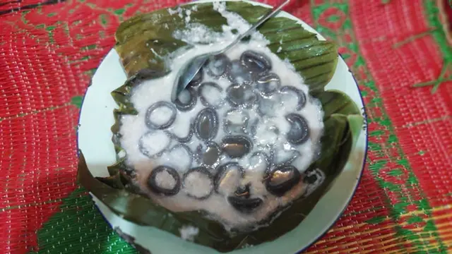 Jangko Duyan dari ketan hitam sebagai makanan khas Kabupaten Kampar yang selalu menjadi takjil untuk berbuka puasa Ramadan.