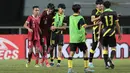 Sejumlah pemain Malaysia U-17 pun langsung memberikan semangat kepada Kaka usai pertandingan. (Bola.com/Ikhwan Yanuar)