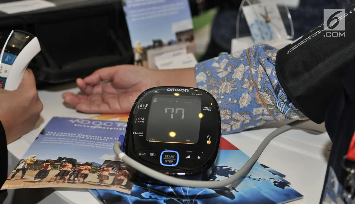 Pengunjung saat mengecek kesehatan yang terhubung dengan aplikasi yang dipamerkan di Indonesia International Smart City, Jakarta, Rabu (17/7/2019).(merdeka.com/Iqbal S. Nugroho)