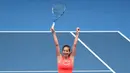 Petenis Jerman, Julia Goerges, merayakan kemenangan atas petenis Kroasia, Petra Martic, pada laga Australia Open di Melbourne, Rabu (22/1). (AFP/William West)
