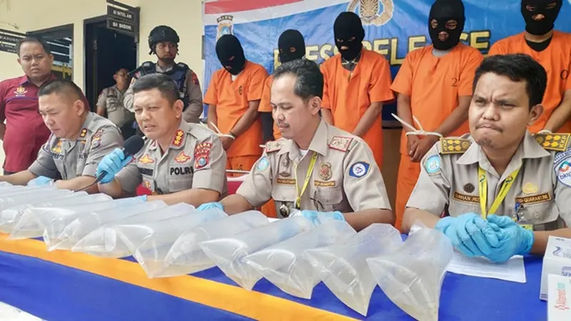 Direktur Polisi Air Polda Riau memperlihatkan barang bukti penyelundupan baby lobster dan lima tersangka.