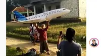 Seorang Pria menerbangkan miniatur pesawat Garuda Indonesia. instagram @erickthohir