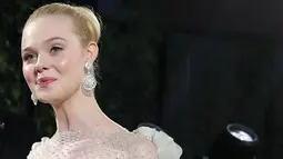 Aktris Elle Fanning berpose untuk fotografer saat menghadiri gala premiere film 'Maleficent Mistress of Evil' di London, Rabu (9/10/2019). Pemeran Aurora dalam film Maleficent itu tampil memukau dalam balutan gaun strapless panjang berwarna hijau pucat. (Photo by ISABEL INFANTES / AFP)