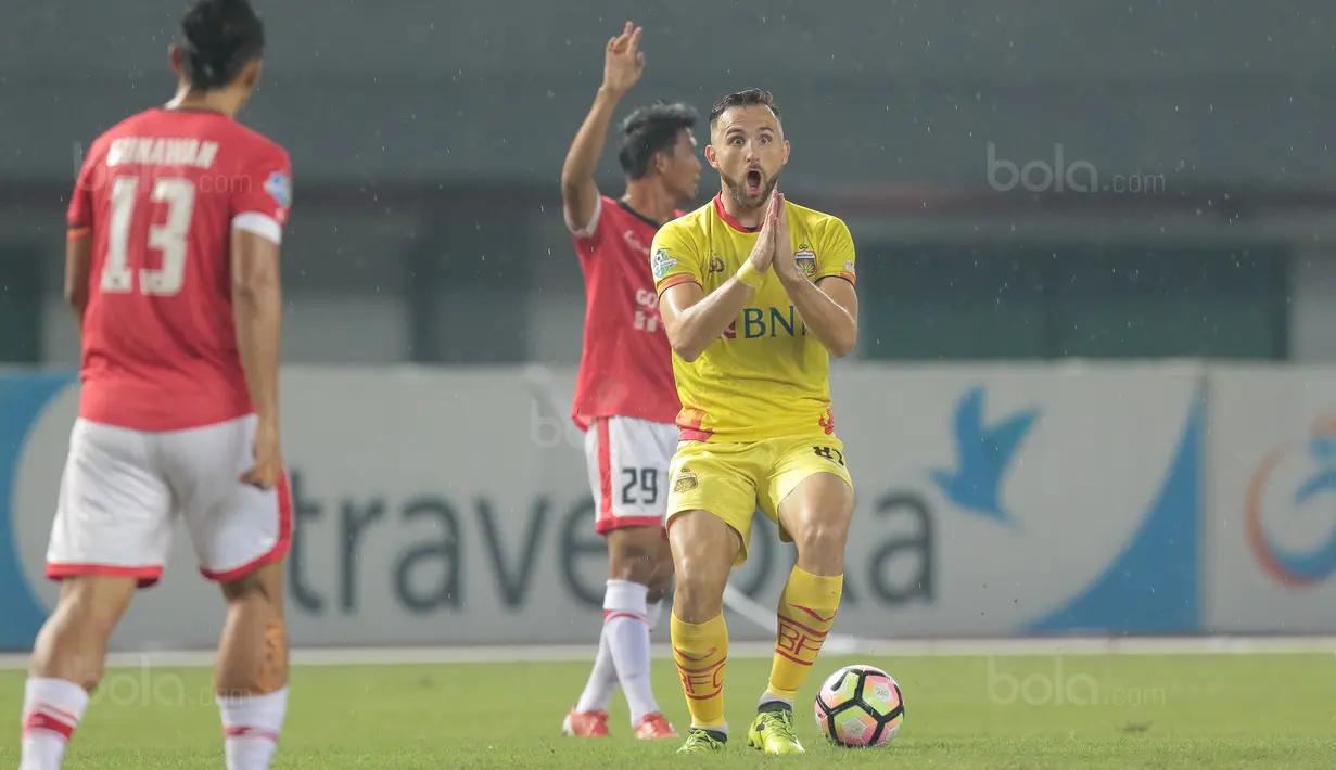 Gaya Ilija Spasojevic melakukan protes kepada wasit saat melawan Persija Jakarta pada lanjutan Liga 1 2017 di Stadion Patriot Bekasi, Sabtu (12/11/2017). Bhayangkara kalah dari Persija 1-2. (Bola.com/Nicklas Hanoatubun)