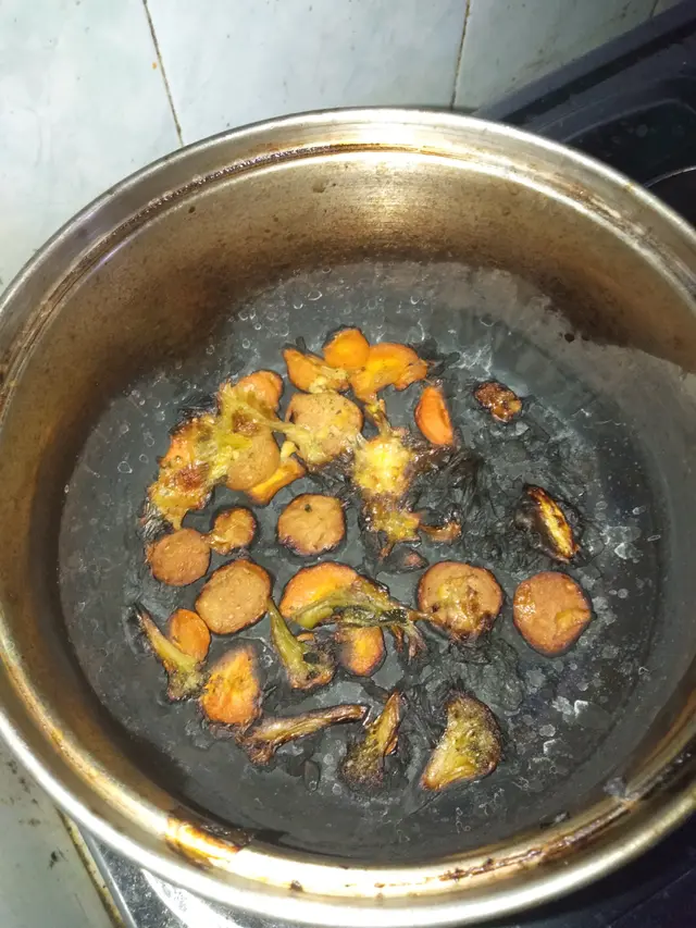 Potret Keadaan Dapur Saat Diambil Alih Bapak-bapak, Bak Medan Pertempuran. (Sumber: Twitter/FOODFESS2)