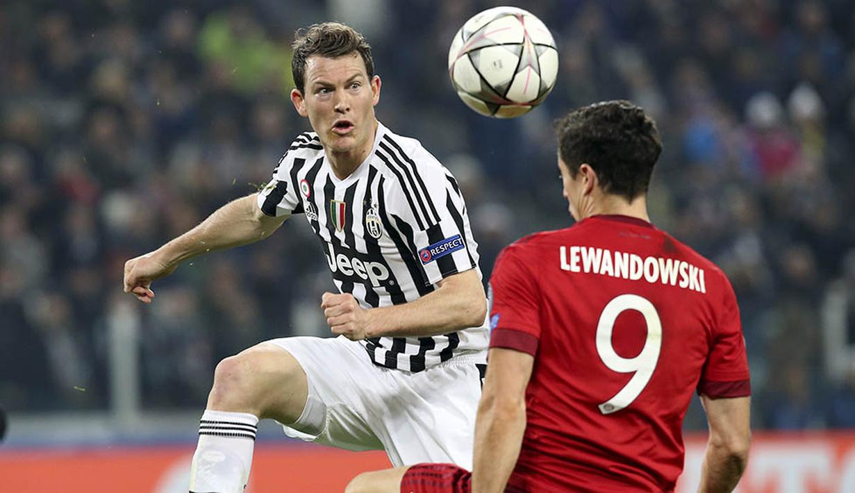 Bek sayap Juventus, Stephan Lichtsteiner, berusaha melewati striker Bayern Munchen, Robert Lewandowski. Meski kalah penguasaan bola namun Juventus lebih banyak melakukan tendangan ke arah gawang dari Munchen. (Reuters/Stefano Rellandini)