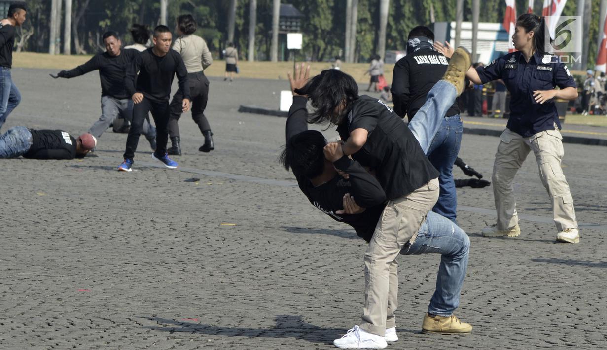 Atraksi ketangkasan anggota polisi wanita (Polwan) saat memeriahkan peringatan HUT ke-70 di Lapangan Monas, Jakarta, Senin (3/9). HUT ke-70 Polwan dihadiri Ibu Iriana Jokowi dan Ibu Mufidah Jusuf Kalla. (Merdeka.com/Iqbal S. Nugroho)