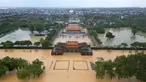 Pemandangan udara menunjukkan banjir yang menggenangi Kota Kekaisaran di Hue pada 28 Oktober 2025. Kota Hue di Vietnam tengah mencatat curah hujan lebih dari 1.000 milimeter (mm) dalam 24 jam terakhir yang membanjiri wilayah tengah Vietnam itu. Ini menjadi tertinggi setelah sebelumnya, pada tahun 1999, curah hujan di Hue tercatat sebesar 990 milimeter. (Foto oleh AFP)