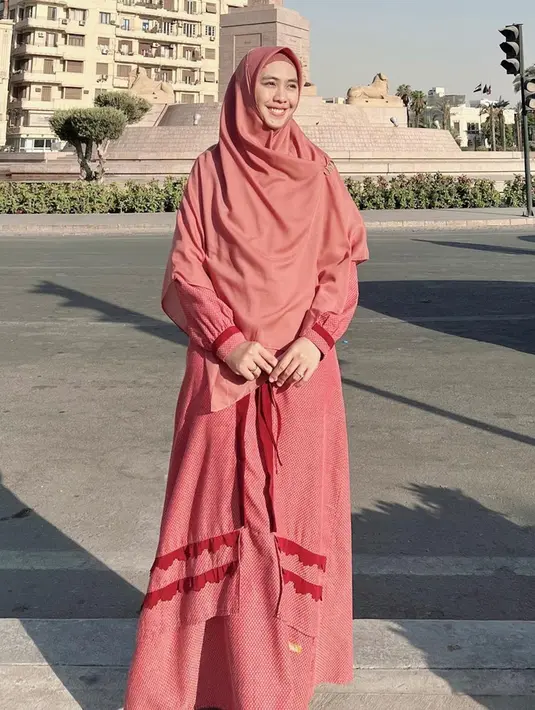 Menggunakan busana berwarna dusty pink, Oki Setiana Dewi juga menikmati waktu di Maydan Tahrir. Tak hanya bersama putri tercinta, namun Oki juga turut mengajak sang ibunda. (Liputan6.com/IG/@okisetianadewi)
