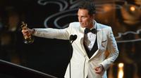 Aktor berkebangasaan Amerika Serikat, Matthew McConaughey meraih piala Oscar 2014 kategori aktor terbaik atau Pemeran Utama Pria Terbaik dalam film "Dallas Buyers Club". (Photo by John Shearer/Invision/AP)