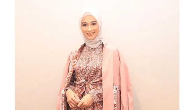Turun 25 Kg Usai Melahirkan, Ini 6 Potret Terbaru Poppy Bunga