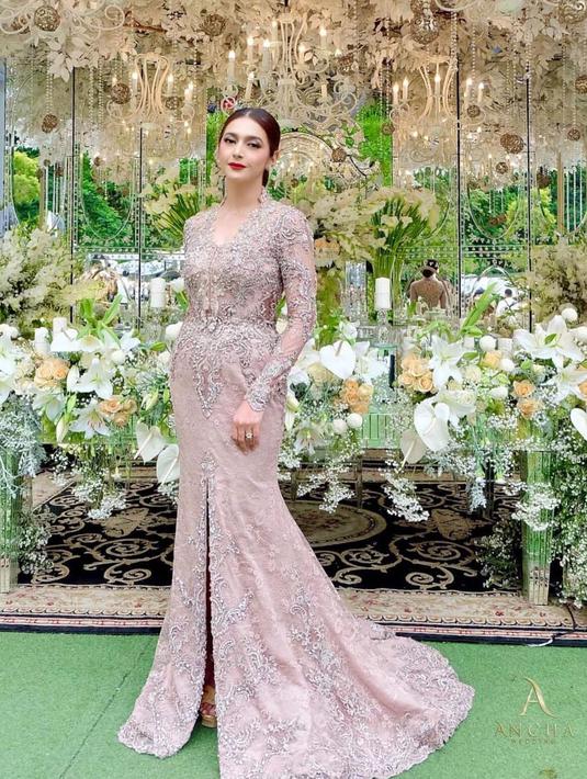 Jarang Terlihat, Berikut 8 Potret Cantik Nabila Syakieb di Pernikahan