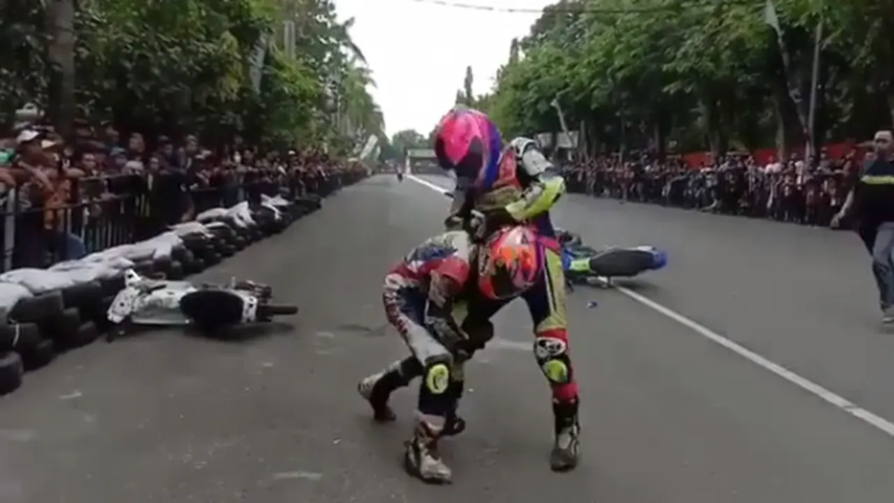 Balapan road race ternoda karena aksi tidak sportif oknum pembalap.