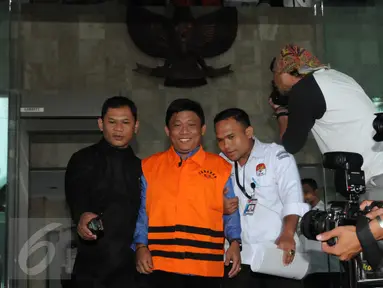 Ketua DPRD Muba Riamon Iskandar saat di tahan oleh komisi Pemberantasan Korupsi , Selasa (15/12). Riamon menjadi tersangka kasus dugaan suap DPRD Kabupaten Musi Banyuasi. (Liputan6.com/Helmi Afandi)