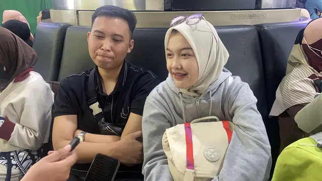 Yogi (27) dan Rembati (26), pemudik di stasiun Gambir yang akan pulang kampung menggunakan gerbong panoramik, Rabu (18/3/2026). (Liputan6.com/Christian)
