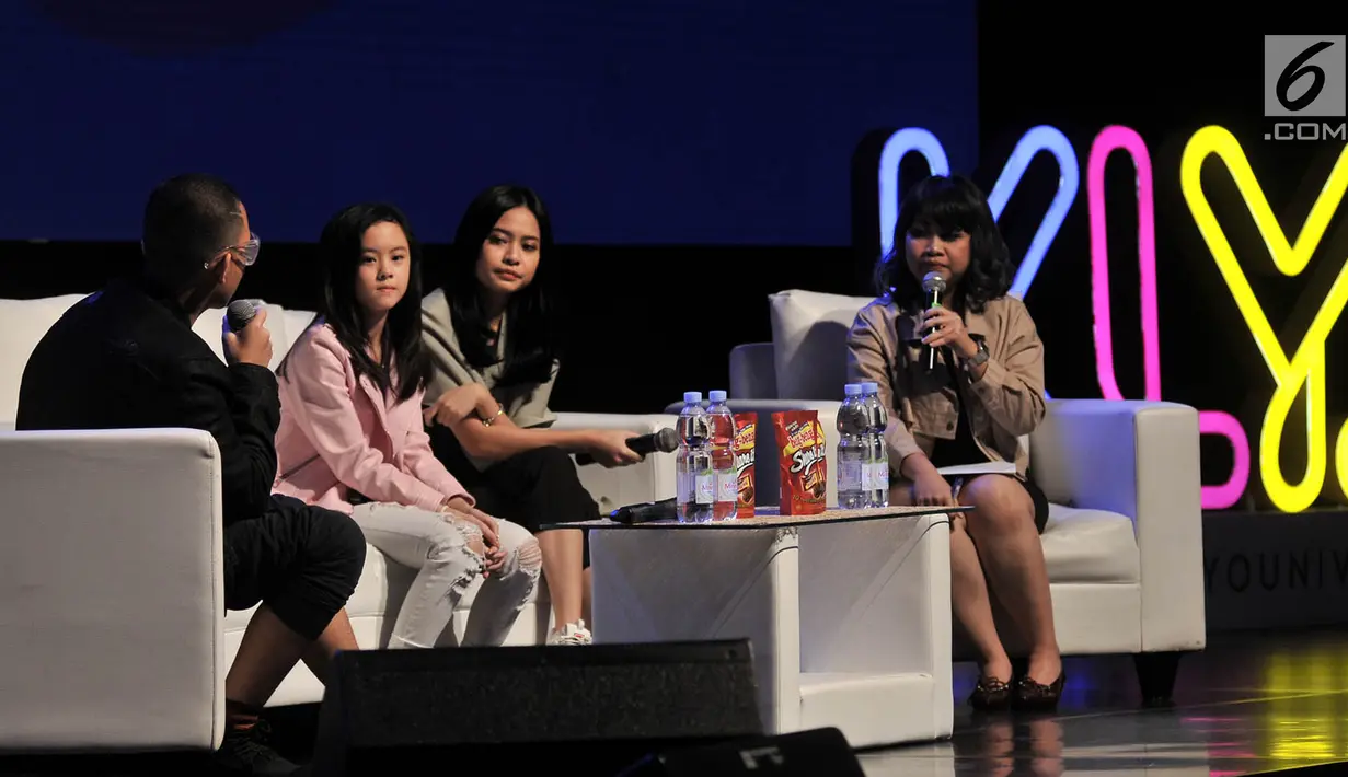 Suasana saat tiga selebram, Saaih Halilintar, Clarice Cutie dan Hanggini P Retto menjadi pembicara dalam diskusi panel di acara XYZ Day 2018 di The Hall, Senayan City, Jakarta, Rabu (25/4). (Merdeka.com/Iqbal S Nugroho)