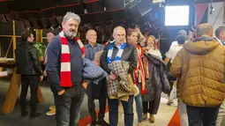 Sejumlah fans dari Athletic Bilbao dan Real Sociedad sedang menunggu laga lanjutan Liga Spanyol 2023/2024 antara  Athletic Bilbao dan Real Sociedad di Stadion San Mames, Bilbao, Spanyol, 13 Januari 2024. (Bola.com/Yus Mei Sawitri)