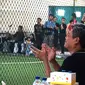Menteri Perindustrian Agus Gumiwang Kartasasmita (kanan) didampingi Plt. Sekretaris Jenderal Kementerian Perindustrian, Putu Juli Ardika (kedua kanan) menyaksikan pertandingan pada turnamen futsal Forwin Cup 2023 di Jakarta, Sabtu (25/11).