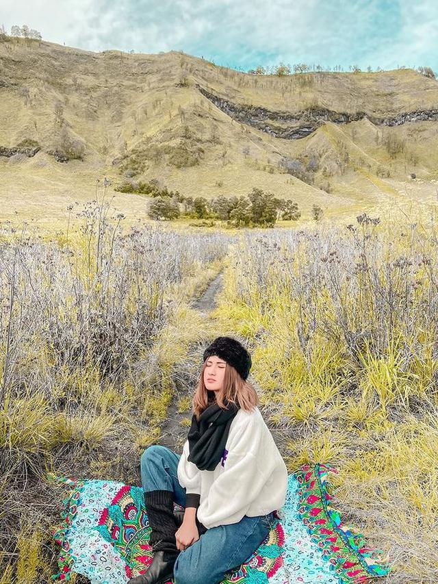 6 Potret Camelia Putri dan Keluarga Liburan Ke Bromo