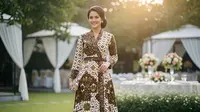 10 Model Batik Wanita Wrap Dress untuk Acara Pesta Outdoor yang Anggun dan Stylish