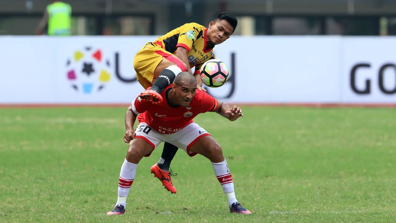Striker Persija Jakarta, Bruno da Silva Lopes, beraksi pada laga Liga 1 melawan Mitra Kukar di Stadion Patriot, Bekasi, Minggu (14/5/2017).