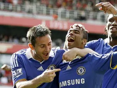 Chelsea&#039;s Ashley Cole, Frank Lampard and Didier Drogba celebrates the own goal by Arsenal&#039;s Ivory Coast player Kolo Toure during their Premiership football match at The Emirates Stadium on May 10, 2009. AFP PHOTO/IAN KINGTON
