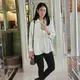 Dian Satrowardoyo tampil chic yang juga bisa kamu jadikan inspirasi tampil di acara bukber. Ia mengenakan oversized shirt berwarna putih, dipadukannya dengan celana legging hitam. [Foto: Instagram/therealdisastr]