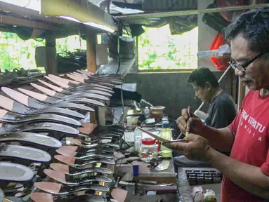 Aktivitas pekerja saat menyelesaikan pembuatan sandal wanita di pabrik rumahan Pesan Sepatu Indonesia, Setu, Tangerang Selatan, Banten, Jumat (7/11/2025). Industri alas kaki nasional Indonesia menunjukkan kinerja yang positif dan kian menggeliat di tengah pemulihan ekonomi. (merdeka.com/Arie Basuki)