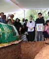 Ayahanda Novita Angie, R. Sumiharso bin Soekarwo telah meninggal dunia pada Jumat, 1 Desember 2017 sekitar pukul 9.20 WIB. (Daniel Kampua/Bintang.com)