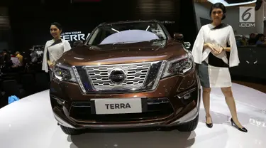 Sales Promotion Girls (SPG) atau model bersanding di samping mobil Nissan Terra berkapasitas mesin 2.500cc yang ditampilkan di Gaikindo Indonesia International Auto Show (GIIAS) 2018 di ICE BSD, Tangsel Kamis (2/8). (Liputan6.com/Fery Pradolo)