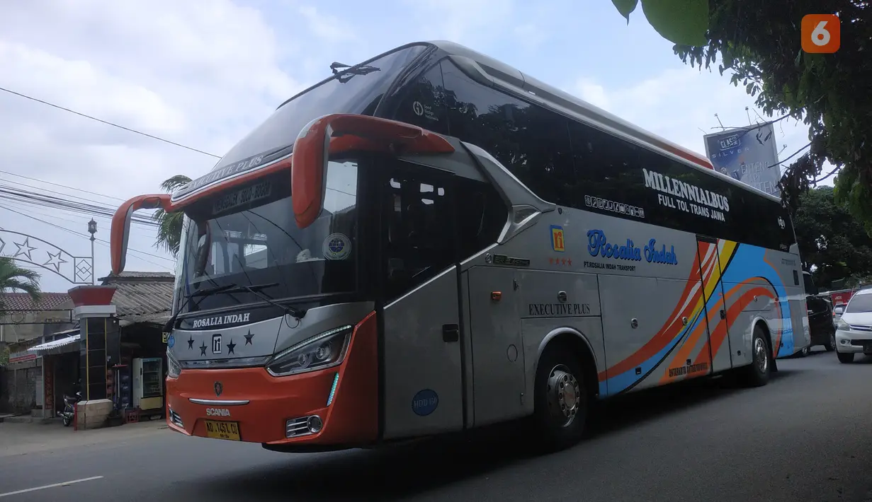 Scania K 360 IB merupakan sasis premium yang juga banyak dipakai di Indonesia. Sasis Premium ini dibekali mesin DC-13 108 dengan berkapasitas 13000cc dengan tenaga 360hp pada 1900rpm dan torsi 1750nm pada 1000-1350rpm. Sasis ini juga dapat diaplikasikan pada bodi Super High Deck.