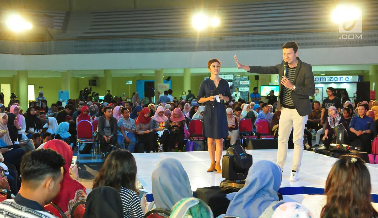 CEO Malesbanget.Com, Christian Sugiono saat menjadi pembicara di EGTC 2017 di Universitas Airlangga, Surabaya, Kamis (14/9). Para pembicara tersebut juga berbagi pengalaman tertinggi dan pembelajaran praktek terbaik. (Liputan6.com/Helmi Afandi)