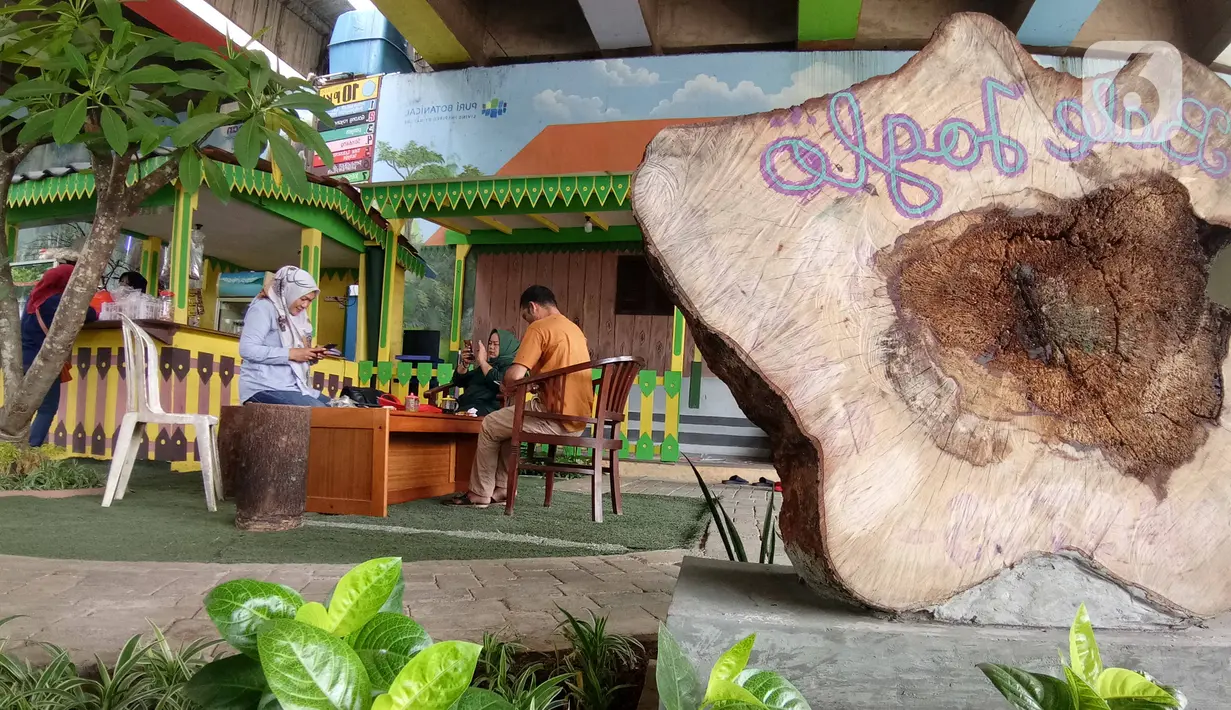 Warga beraktivitas di Taman Betawi Bale Joglo yang terletak di kolong tol JORR W2, Joglo, Jakarta, Senin (13/1/2020). Taman Betawi ini diperindah dengan dihias mural dan taman yang asri untuk menghilangkan kesan kumuh. (Liputan6.com/Angga Yuniar)