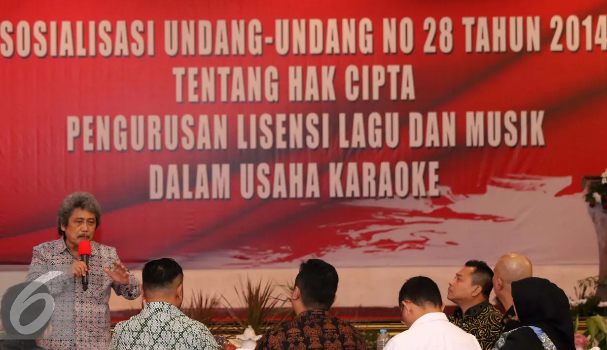 Musisi senior Sam Bimbo menghadiri sosialisasi UU No 28 Tahun 2014 tentang Hak Cipta terhadap pengusaha karaoke di Polda Metro Jaya, Jakarta, Kamis (6/10). Sosialisasi dihadiri sejumlah artis, musisi hingga pencipta lagu. (Liputan6.com/Gempur M)
