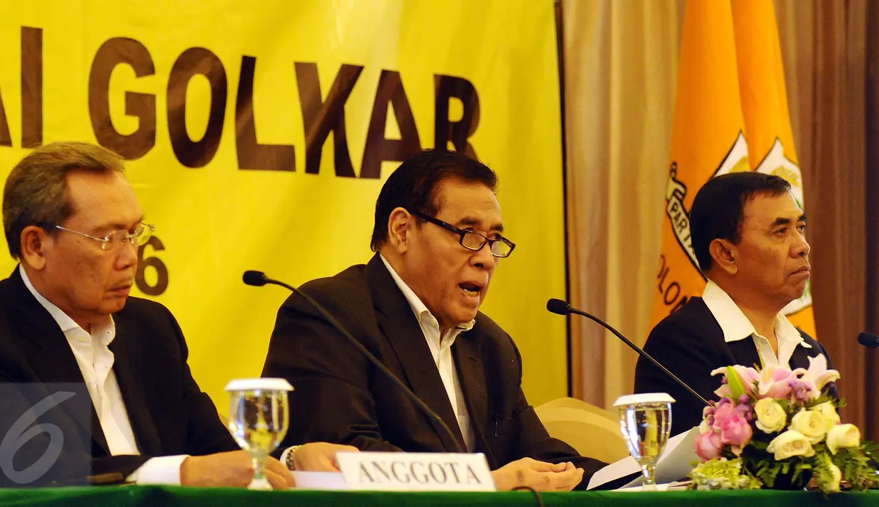 Ketua Mahkamah Partai Golkar, Muladi (tengah) membacakan putusan sidang mahkamah Partai Golkar di Jakarta, Jumat (15/1/2016). Sidang memutuskan untuk membentuk tim transisi untuk rekonsiliasi total melalui munas. (Liputan6.com/Helmi Fithriansyah)