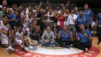 Pemain dan Official Pelita Jaya merayakan kemenangan usai melawan Satria Muda pada laga Perbasi Cup 2017 di Sports Mall, Kelapa Gading, Jakarta, (10/11/2017). Pelita Jaya menang 82-77.  (Bola.com/Nick Hanoatubun)