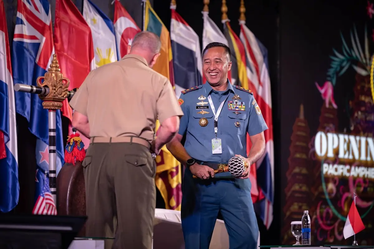 Komandan Korps Marinir RI Mayjen Nur Alamsyah dan Komandan Korps Marinir AS di Pasifik, Letnan Jenderal William Jurney di Pacific Amphibious Leaders Symposium, Bali.