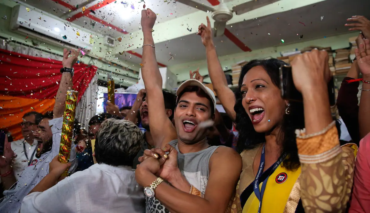 Pendukung dan anggota LGBT melakukan perayaan setelah Mahkamah Agung India mendekriminalisasi hubungan sesama jenis di Mumbai, Kamis (6/9). Pelaku hubungan sesama jenis sebelumnya bisa terancam hukuman 10 tahun penjara. (AP Photo/Rafiq Maqbool)