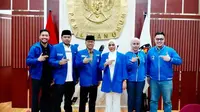Wakil Ketua Umum PAN Yandri Susanto bersama sejumlah kader menyerahkan daftar caleg tetap (DCT) ke KPU. (Foto: Media PAN)