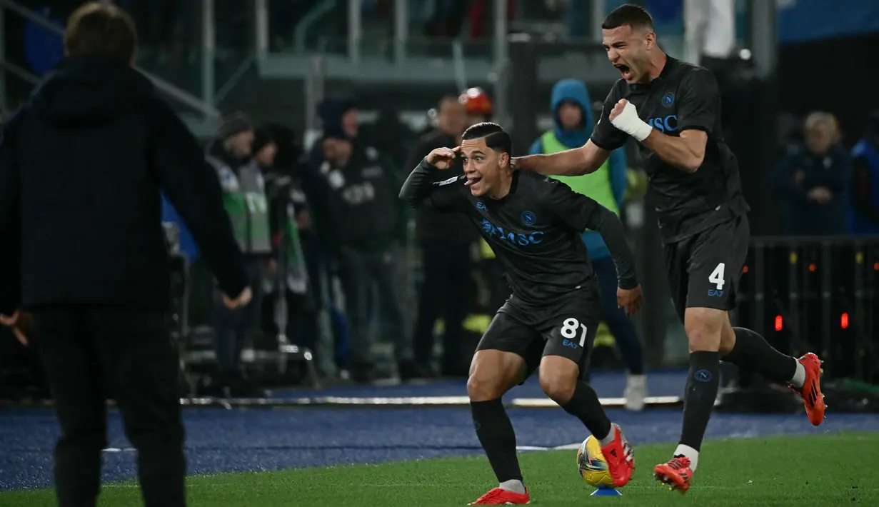 Pemain Napoli, Giacomo Raspadori (tengah) merayakan gol penyeimbang 1-1 ke gawang Lazio dalam laga lanjutan Liga Italia 2024/2025 di Olympic Stadium, Roma, Italia, Minggu (16/02/2025) WIB. (AFP/Filippo Monteforte)