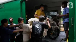 Peningkatan pengiriman barang ke berbagai wilayah di pulau Jawa bisa mencapai tiga kali lipat dari biasanya. (Liputan6.com/Herman Zakharia)