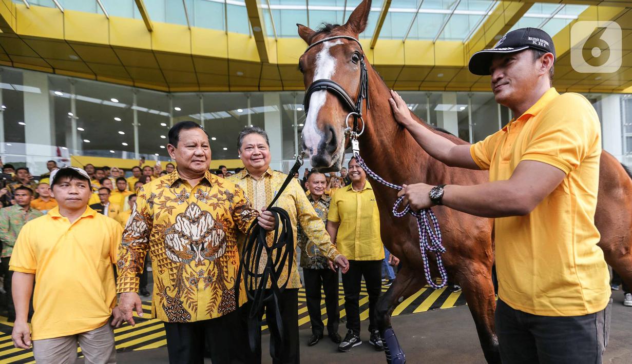 Bersama Ketua Umum Partai Golkar Airlangga Hartarto (tengah), Prabowo Subianto memperlihatkan kuda tersebut kepada awak media. (Liputan6.com/Faizal Fanani)